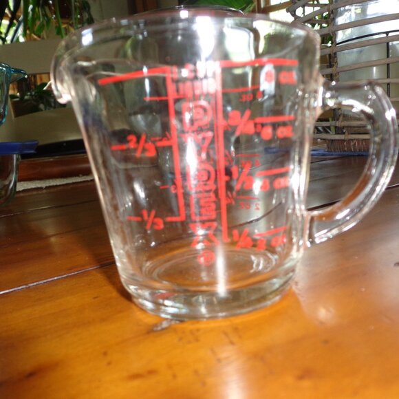 NEW Gold Heart Shaped Measuring Spoons/ Vtg. Glass PYREXRed Print Measuring Cup - Picture 8 of 16